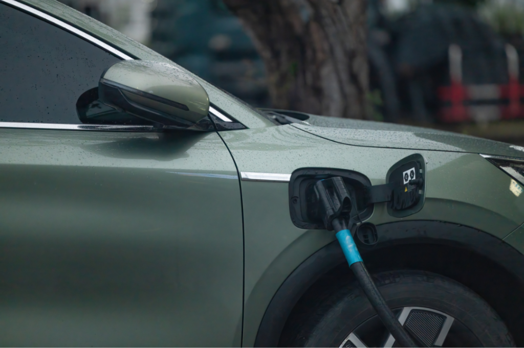 borne de recharge pour véhicule - installation faite par l'entreprise Hervé-Pierre Électricité