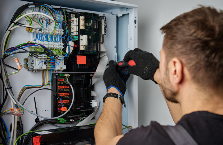 Vous cherchez un électricien qualifié à La Rochelle ? Faites appel à l'entreprise Hervé-Pierre Électricité